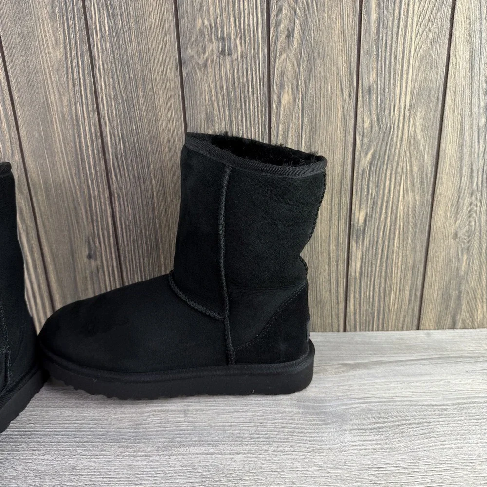 UGG Classic Short II Boots Womens 7 Black Suede Sheepskin Lined Winter Pull On